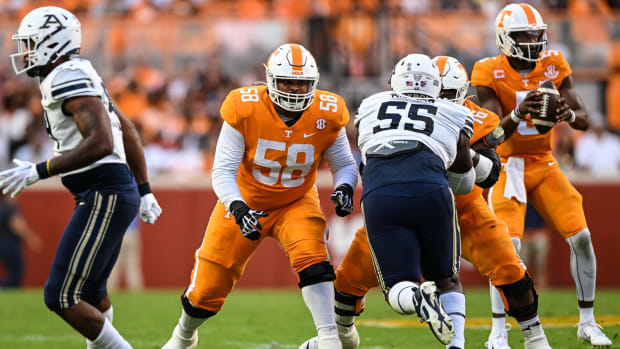 Tennessee offensive lineman Darnell Wright blocking