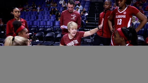 Kristy Curry leads a huddle - Alabama women's basketball at Florida