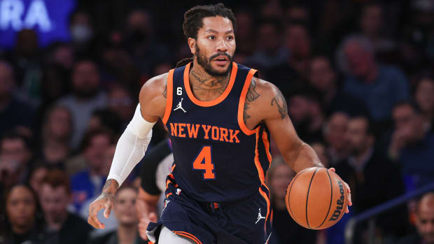 Knicks guard Derrick Rose (4) dribbles up court during a game against the Bucks.