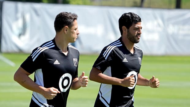 Chicharito y Carlos Vela trotan en uniforme de MLS.