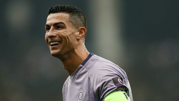 Cristiano Ronaldo sonriendo con el uniforme del Al Nassr