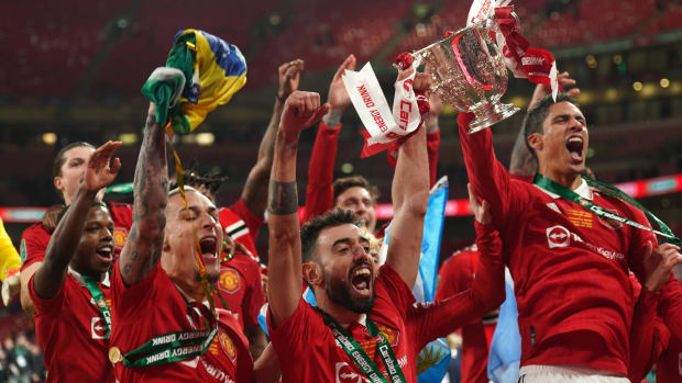 Manchester United celebrating the League Cup win