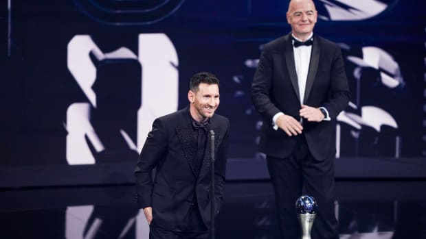 Lionel Messi recibiendo el premio The Best al mejor jugador de la FIFA