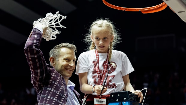 Alabama Crimson Tide head coach Nate Oats with daughter Brielle celebrate after clinching the SEC regular season championship in an NCAA basketball game against the Auburn Tigers at Coleman Coliseum.