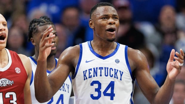 Kentucky Wildcats Oscar Tshiebwe was frustrated at times against Arkansas Razorbacks in February.
