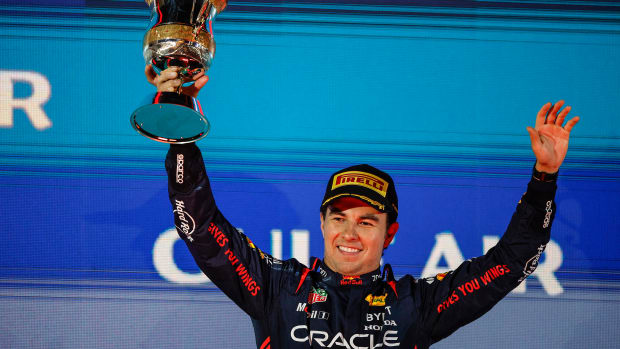 Checo Pérez  de Red Bull celebra su segundo puesto en el podio del Gran Premio de Bahréin 2023