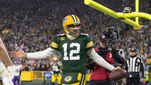 Aaron Rodgers de Green Bay Packers celebra una anotación ante los Minnesota Vikings