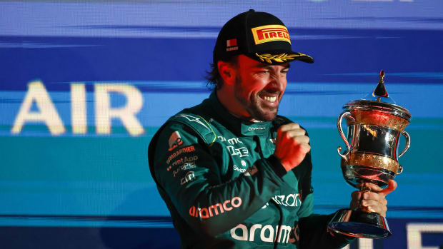 Fernando Alonso festeja su podio en Bahréin