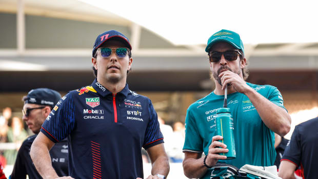 Sergio Pérez de Red Bull y Fernando Alonso de Aston Martin conversando en Bahrein