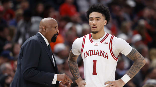 Mike Woodson talks to guard Jalen Hood-Schifino (1) during the first half against the Maryland Terrapins at United Center.