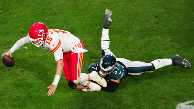 Eagles linebacker TJ Edwards tackles Chiefs quarterback Patrick Mahomes during Super Bowl LVII.