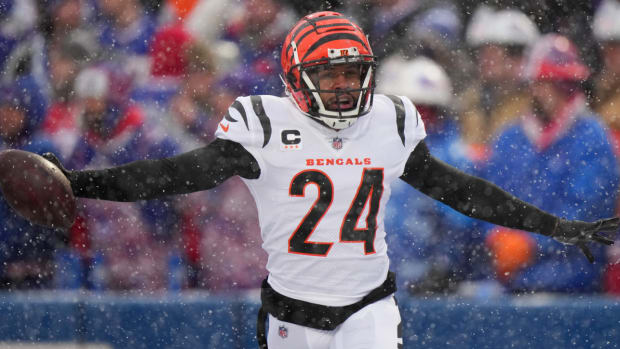 Bengals safety Vonn Bell recovers a fumble vs. the Bills in the 2022 AFC divisional round.