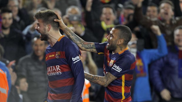 Gerard Piqué y Dani Alves festejan un gol del Barcelona