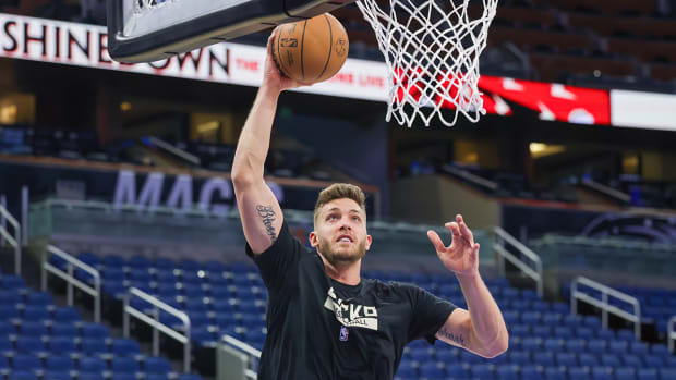 Milwaukee Bucks center Meyers Leonard (3) warms up before the game against the Orlando Magic at Amway Center