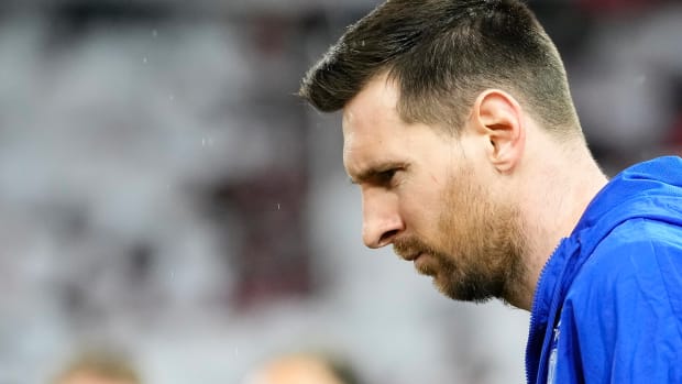 Leo Messi pensativo con chamarra azul