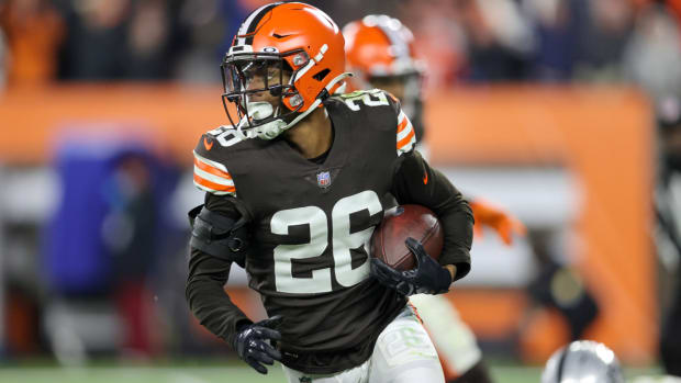 CLEVELAND, OH - DECEMBER 20: Cleveland Browns cornerback Greedy Williams (26) returns an interception during the fourth quarter of the National Football League game between the Las Vegas Raiders and Cleveland Browns on December 20, 2021, at FirstEnergy Stadium in Cleveland, OH. (Photo by Frank Jansky/Icon Sportswire) NFL, American Football Herren, USA DEC 20 Raiders at Browns Icon211220120
