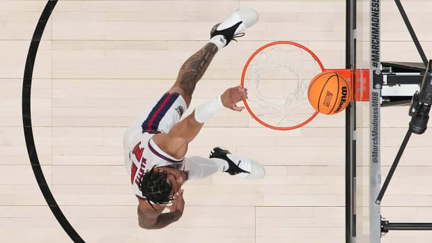 Florida Atlantic guard Alijah Martin (15) attempts a dunk in the final seconds during the second round of the NCAA men s basketball tournament against Fairleigh Dickinson.