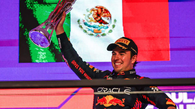 Checo Pérez sostiene trofeo en GP de Arabia