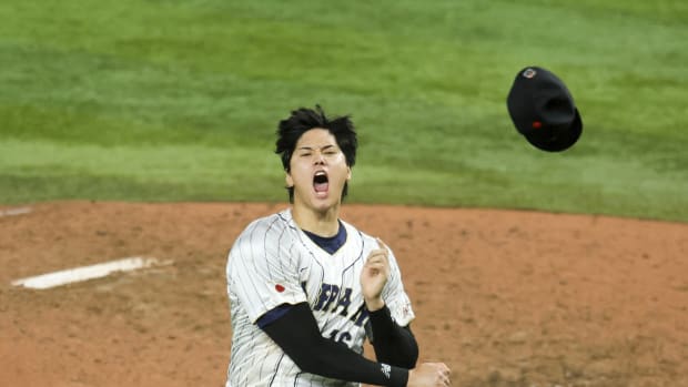 Shohei Ohtani lanza grra al aire celebrando triunfo