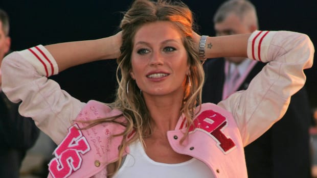 Gisele Bündchen con chamarra de Victoria's Secret