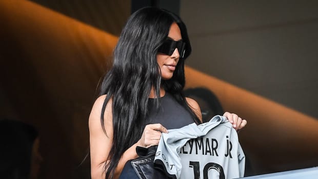 Kim Kardashian sostiene jersey de Neymar JR del PSG