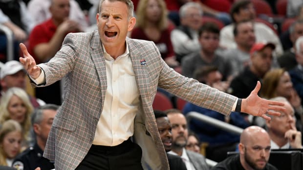 Mar 24, 2023; Louisville, KY, USA; Alabama Crimson Tide head coach Nate Oats during the first half of the NCAA tournament round of sixteen against the San Diego State Aztecs at KFC YUM! Center. Mandatory Credit: Jamie Rhodes-USA TODAY Sports