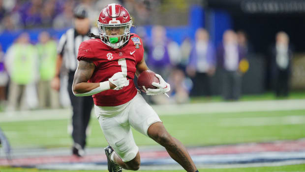 Alabama Crimson Tide running back Jahmyr Gibbs (1) runs the ball against the Kansas State Wildcats during the second half in the 2022 Sugar Bowl at Caesars Superdome.