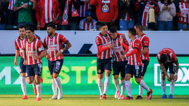 Jugadores de Chivas celebran gol