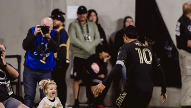Carlos Vela festeja su segundo gol en Concachampions con su hija