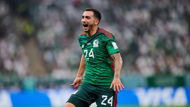 Luis Chávez de México celebra su gol en Qatar 2022 ante Arabia Saudita