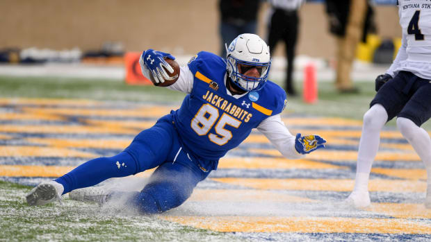 South Dakota State s Tucker Kraft uses the existing layer of snow to slide into the end zone for the first touchdown of the FCS semifinal game against Montana State on Saturday, December 17, 2022, at Dana J. Dykhouse Stadium in Brookings, SD. Fcs Semifinals 001