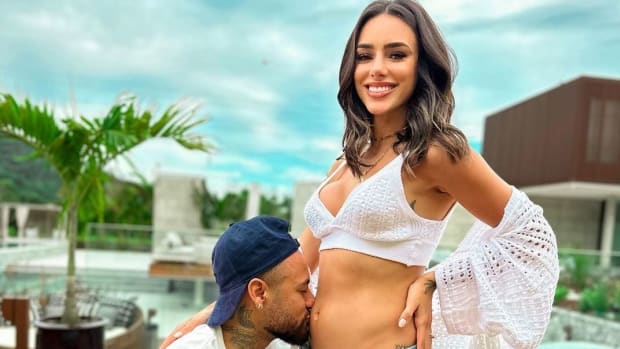 Neymar besa la panza descubierta de Bruna Biancardi