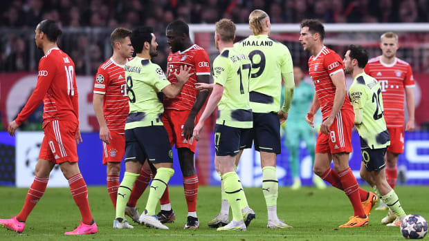 Bayern and Man City players arguing.