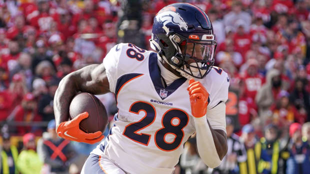 Broncos running back Latavius Murray runs with the ball during a game in 2023.