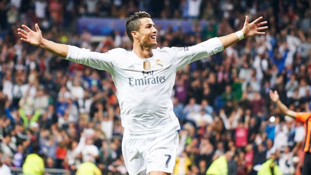 Cristiano Ronaldo alzando los brazos en uniforme del Real Madrid