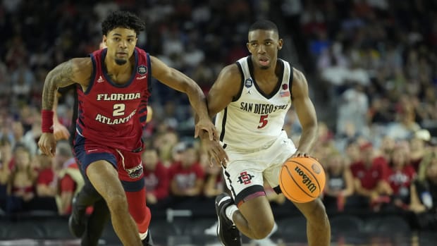 San Diego State Aztecs guard Lamont Butler (5) dribbles the ball againstFlorida Atlantic Owls guard Nicholas Boyd (2) during the second half in the semifinals of the Final Four of the 2023 NCAA Tournament at NRG Stadium.