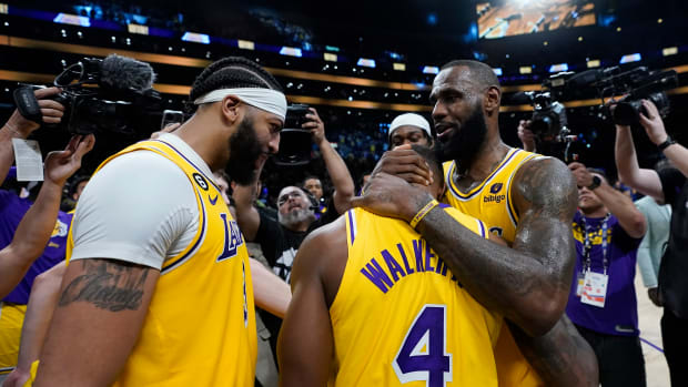 Anthony Davis and LeBron congratulate Lonnie Walker after the Lakers’ latest win.