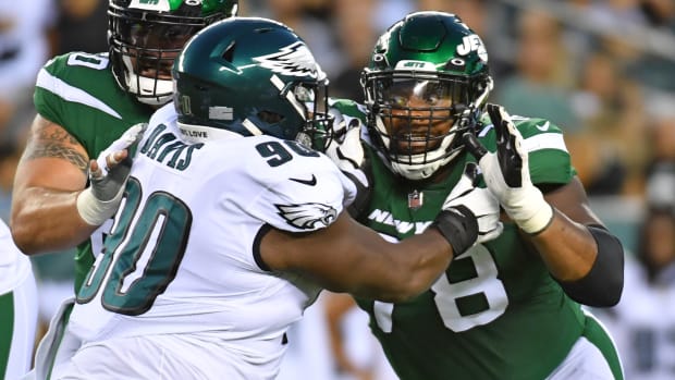 Jets' guard Laken Tomlinson goes against Eagles' defensive lineman Jordan Davis in a 2022 NFL Preseason game