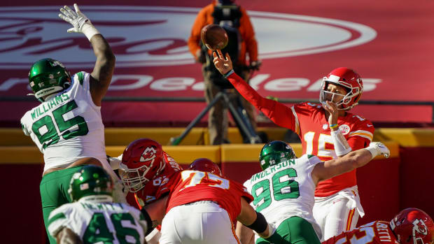 Chiefs' QB Patrick Mahomes throws a pass against the Jets in 2020