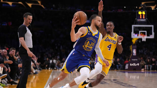 Golden State Warriors guard Stephen Curry (30) dribbles the ball against Los Angeles Lakers guard Lonnie Walker IV (4).