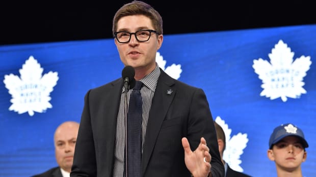 Maple Leafs general manager Kyle Dubas speaks in front of a crowd at the 2018 NHL Draft.
