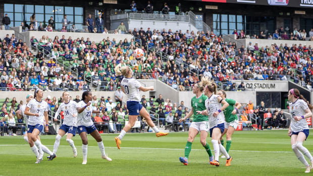 USWNT midfielder Lindsey Horan defends against Ireland
