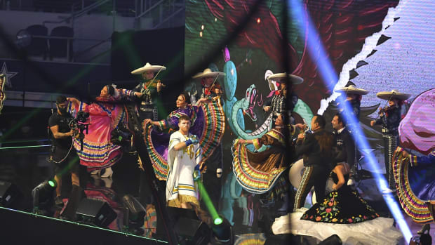 Canelo Álvarez rodeado por danzantes tradicionales