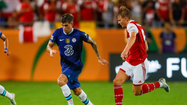 Chelsea's Christian Pulisic dribbles during a summer 2022 exhibition game against Arsenal.