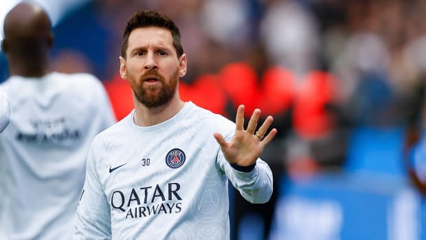 Leo Messi alza la mano