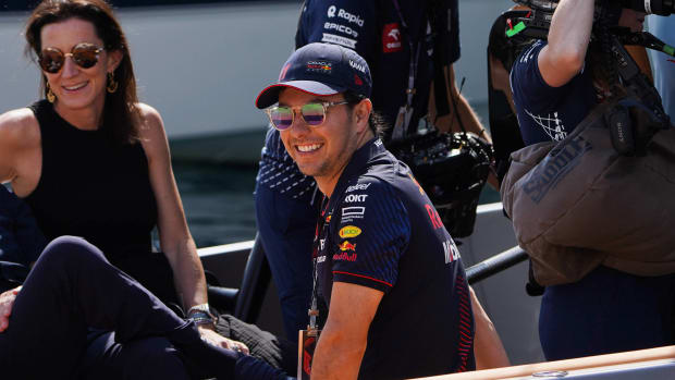 Checo Pérez llegando al GP de Mónaco