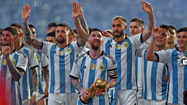 Leo Messi con la copa del mundo con Argentina