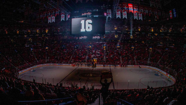 Henri Richard's No. 16 is illuminated before a Predators-Canadiens game shortly after his March 2020 death.