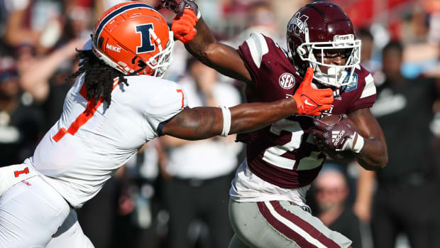 an 2, 2023; Tampa, FL, USA; Illinois Fighting Illini defensive back Kendall Smith (7)chases Mississippi State Bulldogs running back Simeon Price (22) during the 2023 ReliaQuest Bowl at Raymond James Stadium.