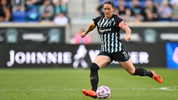 New Jersey/New York Gotham FC defender Ali Krieger kicks the ball during a game against the Orlando Pride.